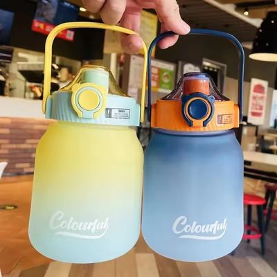 Style de design minimaliste 1100ml 1300ml PC Bouteille de boisson en plastique avec logo personnalisé