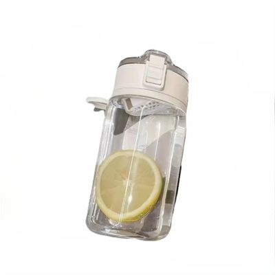 Une simple tasse en plastique sans BAP avec un couvercle sportif