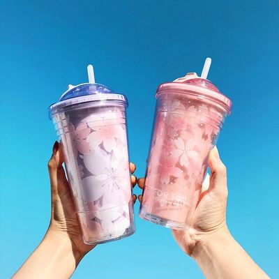 Boisson directe tasses de sakura rose isolées à double paroi tasse à thé en plastique à eau avec paille