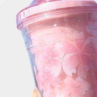 Boisson directe tasses de sakura rose isolées à double paroi tasse à thé en plastique à eau avec paille