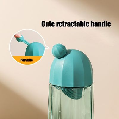 Bouteille d'eau en plastique à poignée télescopique avec filtre à thé pour les besoins d'hydratation des enfants