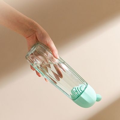 Bouteille d'eau en plastique à poignée télescopique avec filtre à thé pour les besoins d'hydratation des enfants
