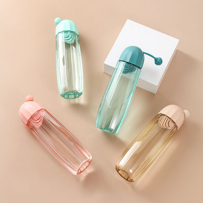Bouteille d'eau en plastique à poignée télescopique avec filtre à thé pour les besoins d'hydratation des enfants