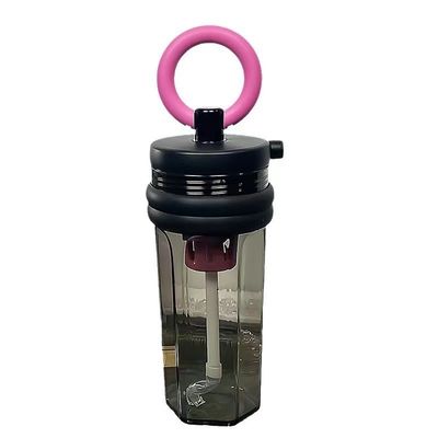 Bouteille d'eau en plastique de grande capacité de 700 ml avec conception imperméable et paille réutilisable