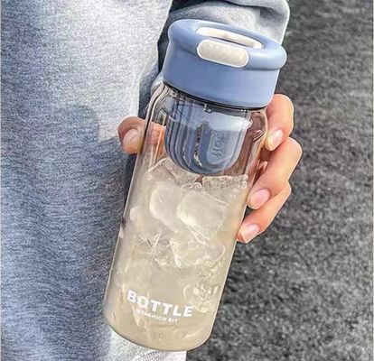 Mode étudiante d'été Bouteille d'eau en plastique de 650 ml avec filtre et design portable