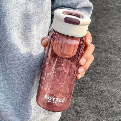 Mode étudiante d'été Bouteille d'eau en plastique de 650 ml avec filtre et design portable