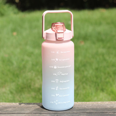 Bouteille d'eau potable PETG de grande capacité de 2000 ml avec paille et revêtement anticorrosion