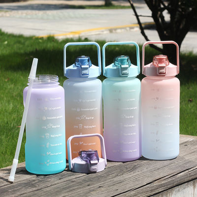 Bouteille d'eau potable PETG de grande capacité de 2000 ml avec paille et revêtement anticorrosion