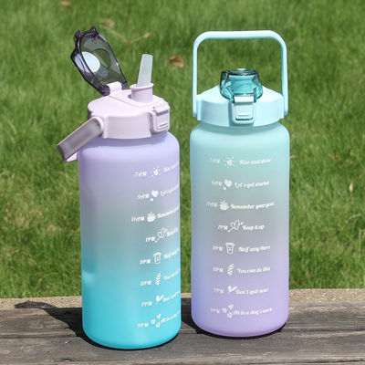 Bouteille d'eau potable PETG de grande capacité de 2000 ml avec paille et revêtement anticorrosion