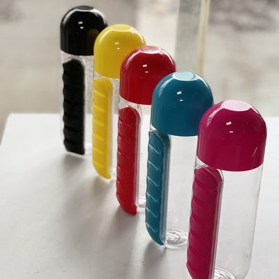 Bouteille d'eau bouillante multifonctionnelle 600ml 2 en 1 bouteille d'eau en plastique quotidienne avec boîtier de pilule pour sept jours