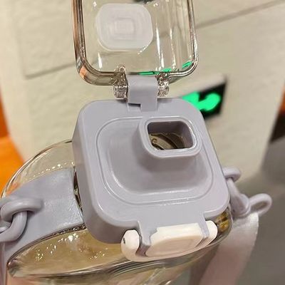 2024 Populaire Coupe d'eau en plastique Carré Bouteilles d'eau transparentes avec sangle pour les sports de gym