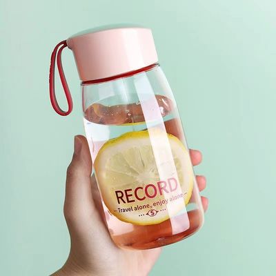 Logo personnalisé Acceptable Bouteille de boisson en plastique clair de 380 ml avec couvercle et poignée