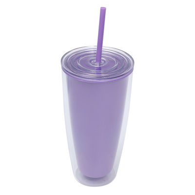 Une tasse de café en plastique à double paroi de 24 oz avec plusieurs couleurs et de la paille