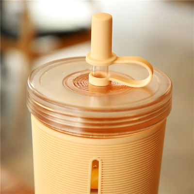 Une tasse à thé à bulles réutilisable en plastique à double paroi avec une capacité de 700 ml et un manchon en silicone