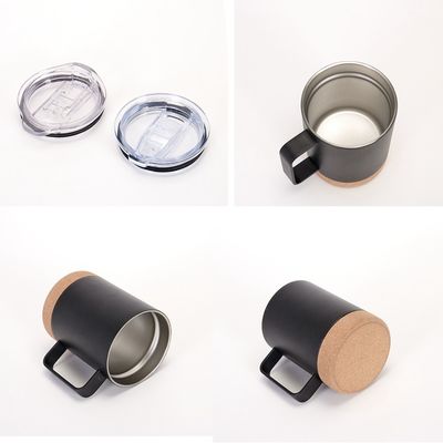 Une tasse de café isolée sous vide en acier inoxydable de 12 oz avec couvercle et poignée.
