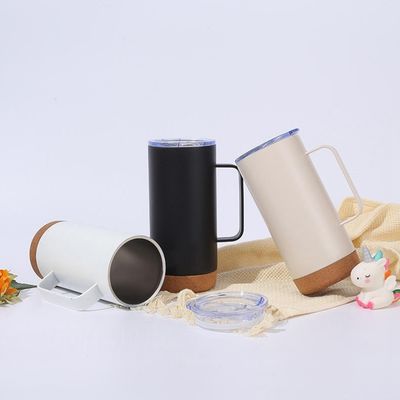 Une tasse de café en acier inoxydable, une tasse à vide, une tasse isolée, une bouteille à vide, des thermos.