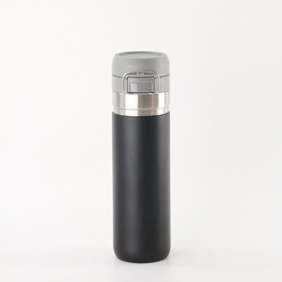Bouteille d'eau isolée en acier inoxydable de 700 ml pour les voyages et les aventures durables