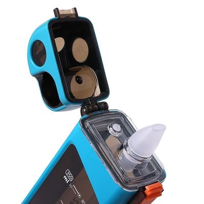 Donnez un échantillon de bouteille d'eau potable en plastique portative de 350 ml avec échelle et paille