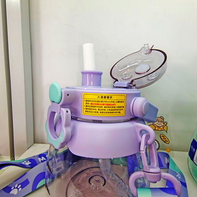 Une bouteille d'eau Tritan Sport sur mesure, parfaite pour les cadeaux à la maison, à l'hôtel, au restaurant.