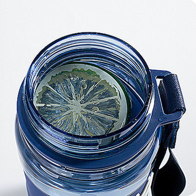 Bouteille d'eau avec horodatage et paille pour rester hydraté toute la journée.
