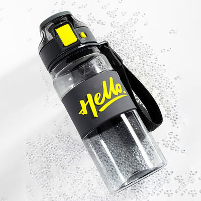 Bouteille d'eau avec horodatage et paille pour rester hydraté toute la journée.