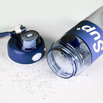 Une bouteille d'eau en plastique de 680 ml.