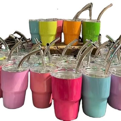 Une bouteille d'eau en acier inoxydable de 2 onces, une petite tasse de poche mignonne avec de la paille pour la fête.