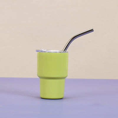 Une bouteille d'eau en acier inoxydable de 2 onces, une petite tasse de poche mignonne avec de la paille pour la fête.