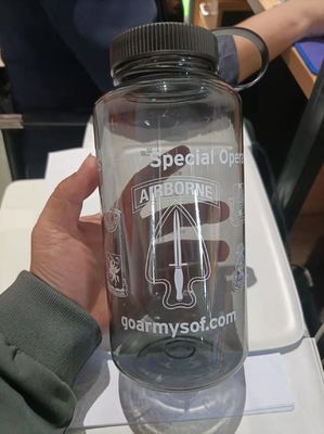 Bouteille d'eau liquide transparente en plastique sans Bpa de 1000 ml avec échelle pour les sports de plein air