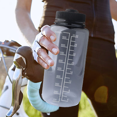 Bouteille d'eau liquide transparente en plastique sans Bpa de 1000 ml avec échelle pour les sports de plein air