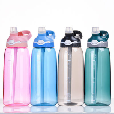 Restez hydraté avec cette bouteille d'eau sans BPA de 1 litre, en plastique Tritan et paille incluse.