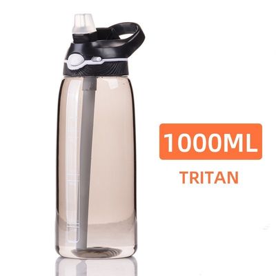 Restez hydraté avec cette bouteille d'eau sans BPA de 1 litre, en plastique Tritan et paille incluse.