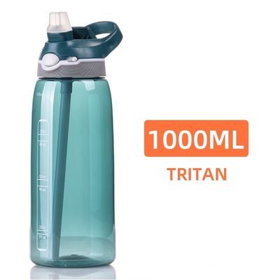 Restez hydraté avec cette bouteille d'eau sans BPA de 1 litre, en plastique Tritan et paille incluse.