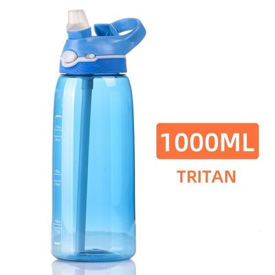 Restez hydraté avec cette bouteille d'eau sans BPA de 1 litre, en plastique Tritan et paille incluse.