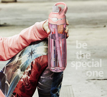 Restez hydraté avec cette bouteille d'eau sans BPA de 1 litre, en plastique Tritan et paille incluse.