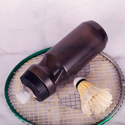 Style de conception minimaliste, plastique sans BPA pour les sports, bouteille d'eau pressée pour la course cycliste
