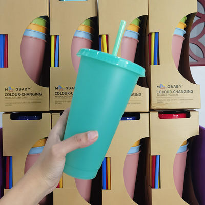 Design minimaliste style 24 oz sans BPA plastique changeant de couleur tasse avec couvercle et paille
