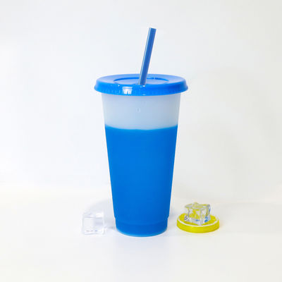 Design minimaliste style 24 oz sans BPA plastique changeant de couleur tasse avec couvercle et paille