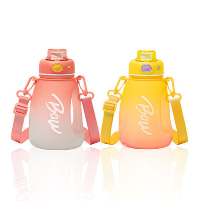 Des bouteilles d'eau pour filles de 950 ml parfaites pour les voyages et la promotion de clubs sportifs
