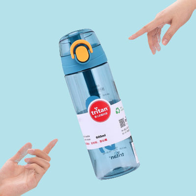 Bouteille d'eau transparente de Tritan 600 ml Bouteille de boisson sportive en plastique avec couvercle à poignée