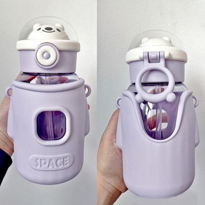École stockée étanche Tritan Bouteille d'eau potable avec couvercle de paille réutilisable Voyage Sports Camping Enfants tasse d'eau en plastique