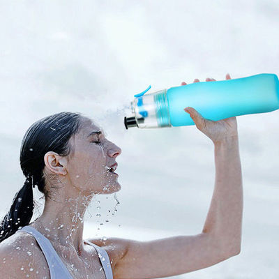Bouteille d'eau de sport en plastique avec fonction de brume de refroidissement
