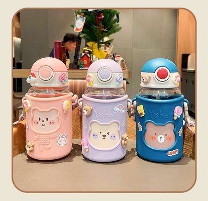 620 ml autocollant 3D portable bouteille d'eau en plastique design d'ours mignon pour les enfants et les étudiants