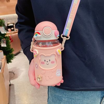 Bouteille d'eau en plastique 3D portable de 620 ml Bouteille d'ours mignonne pour les enfants et les étudiants