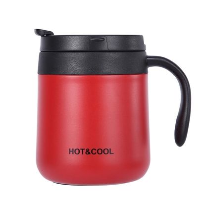 Une tasse de café isolée en acier inoxydable parfaite pour le camping.