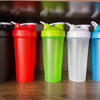 En stock 700 ml Boissons noires Bouteilles en plastique Fitness Bpa Gratuit Personnalisé Slim Plain Gym Shaker Protéine Bouteille Gym Coupes Avec Logo