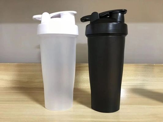 En stock 700 ml Boissons noires Bouteilles en plastique Fitness Bpa Gratuit Personnalisé Slim Plain Gym Shaker Protéine Bouteille Gym Coupes Avec Logo