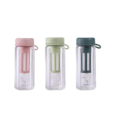 Salle de sport d'activités en plein air Bouteille d'eau en plastique portable avec infuseur de thé et ligne de capacité