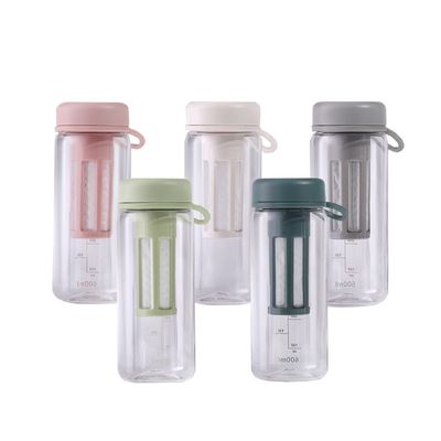 Salle de sport d'activités en plein air Bouteille d'eau en plastique portable avec infuseur de thé et ligne de capacité