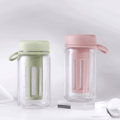 Salle de sport d'activités en plein air Bouteille d'eau en plastique portable avec infuseur de thé et ligne de capacité